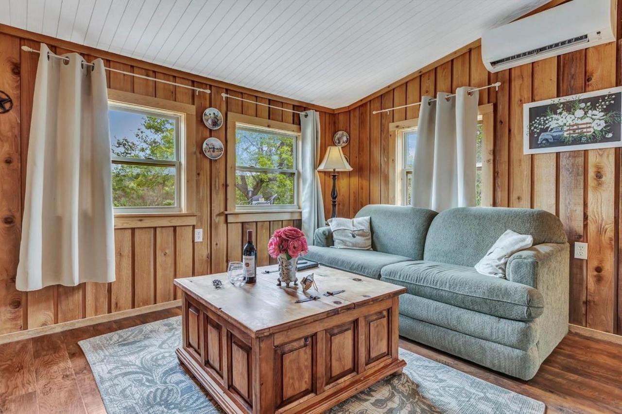 フレデリックスバーグ A Barn At The Quarry Bed & Breakfast エクステリア 写真