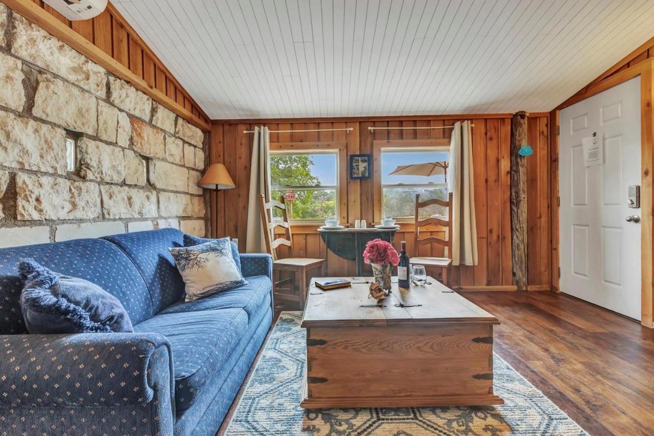 フレデリックスバーグ A Barn At The Quarry Bed & Breakfast エクステリア 写真