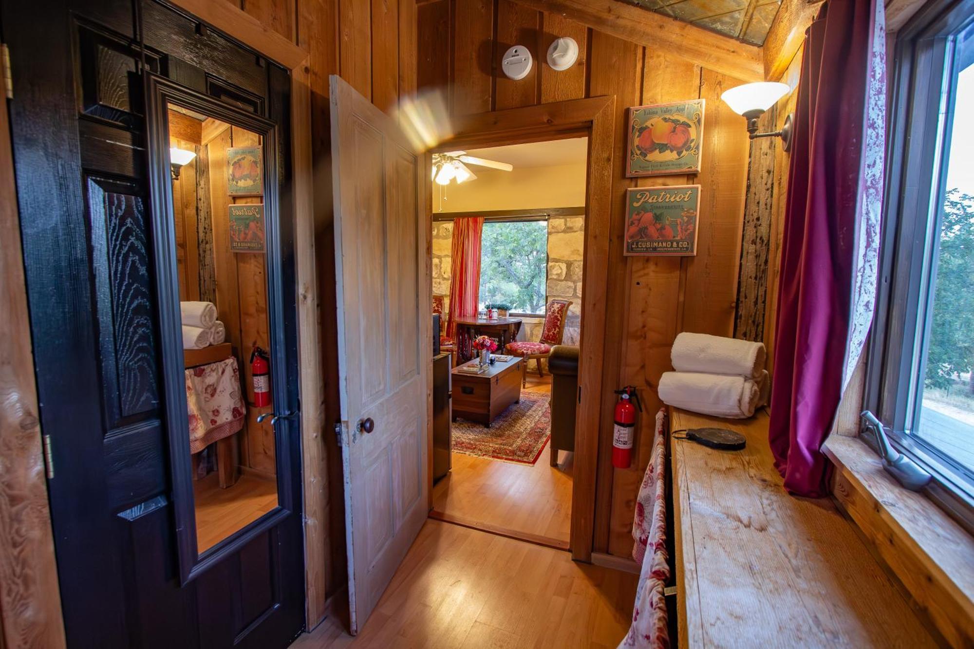 フレデリックスバーグ A Barn At The Quarry Bed & Breakfast エクステリア 写真